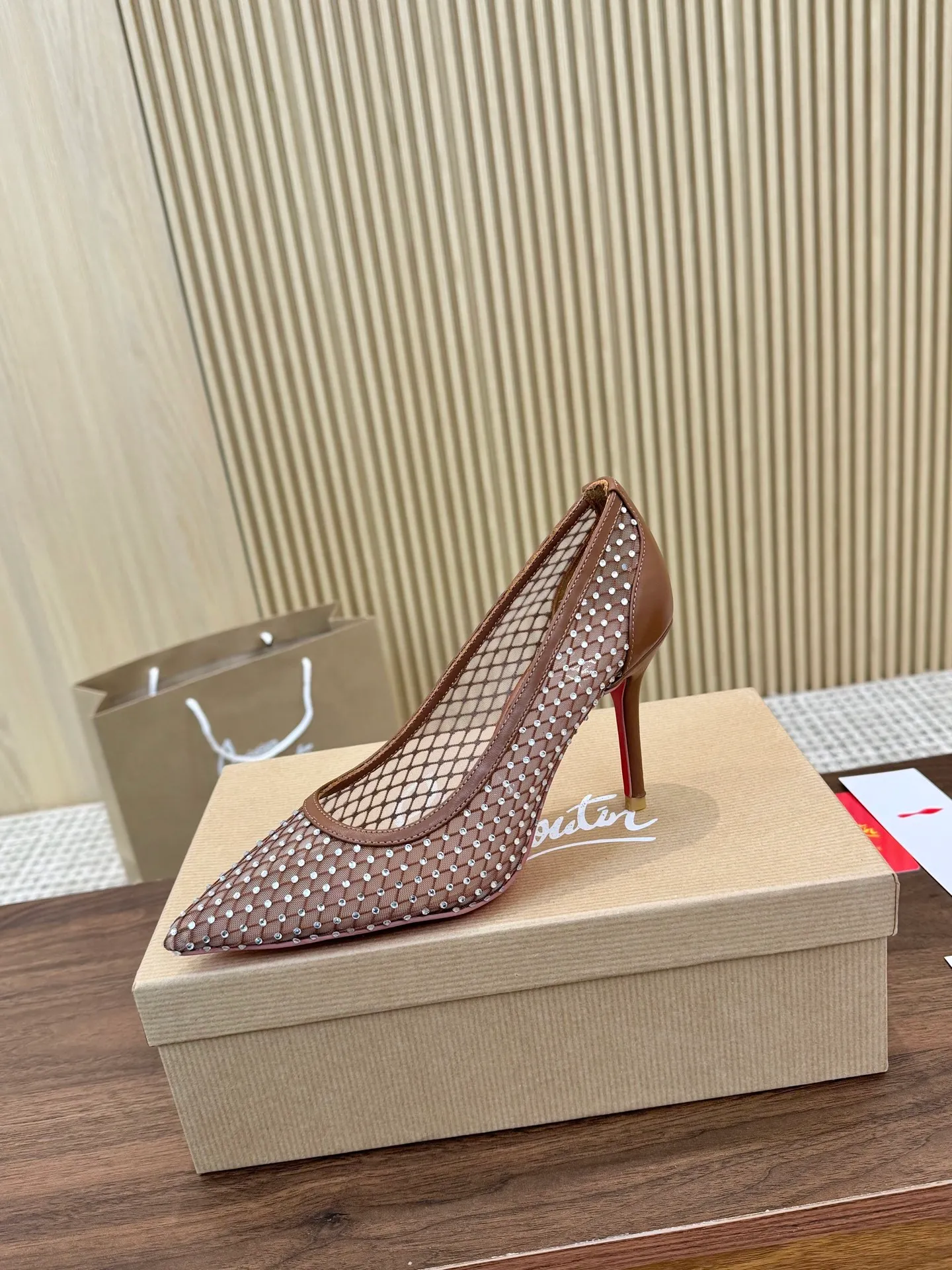 👟👟Ex-factory price 440👟👟 Genuine leather sole +40 Year-round shipment💝Christian Louboutin CL👠 Classic "💎Cow Patent Leather💎Series" noble and luxurious, real blingbling✨ Real materials, all customized by the pattern maker, and the materials are made of original customized materials, achieving the taste of the original 6 color options💍 Upper: imported 👉cow patent leather💪 lining: sheepskin foot pad/lining code number: 34-40.41.42 heel height: two options: 10.5cm and 8.5cm